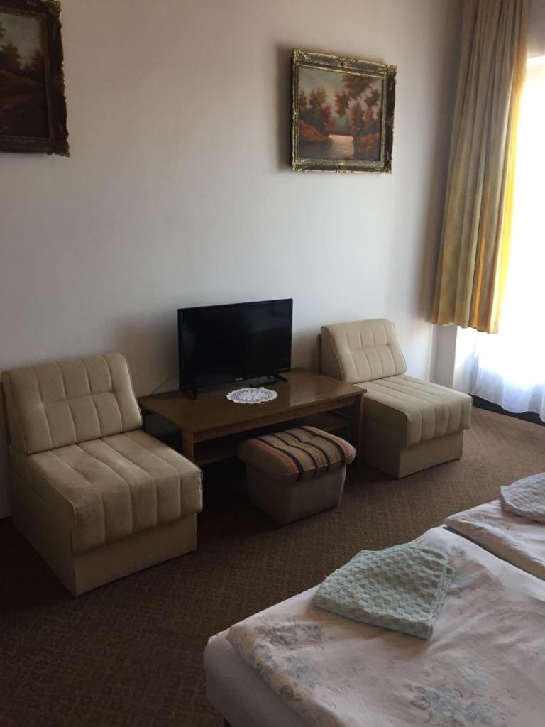 Ilona Panzio Hotel Balatonlelle Bagian luar foto